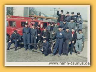 Bild304002  Feuerwehr - aktive Mitglieder vor Einsatzfahrzeugen.jpg